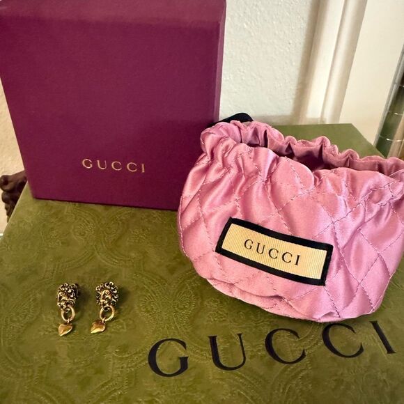 Gucci lion head earrings comes with pouch and box
